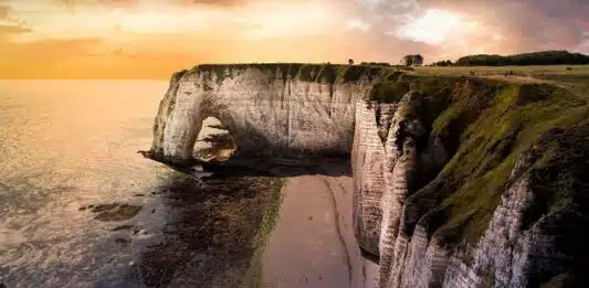 Les secrets de la plage d'Étretat : un joyau de la Normandie à explorer
