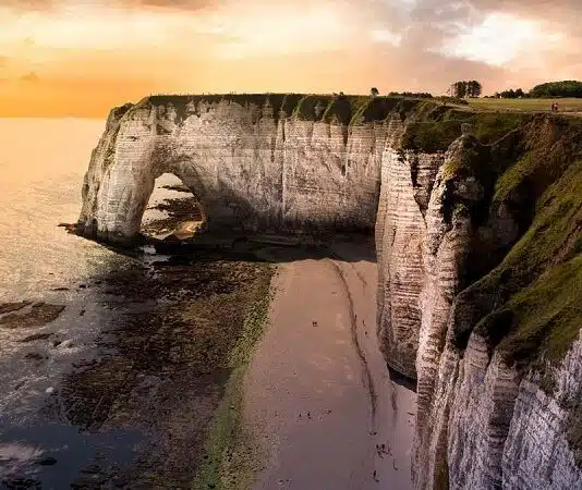 Les secrets de la plage d’Étretat : un joyau de la Normandie à explorer Les secrets de la plage d'Étretat : un joyau de la Normandie à explorer