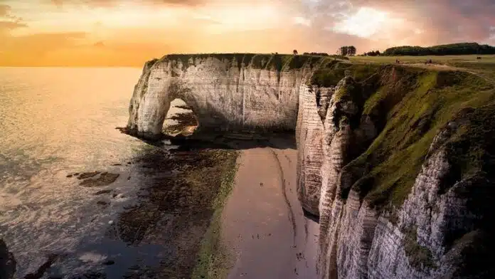 Les secrets de la plage d'Étretat : un joyau de la Normandie à explorer