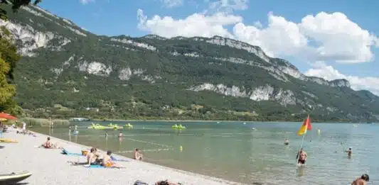 Les secrets méconnus de la plage du lac du Bourget un havre de paix en Savoie