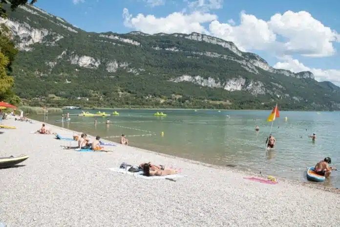 Les secrets méconnus de la plage du lac du Bourget un havre de paix en Savoie