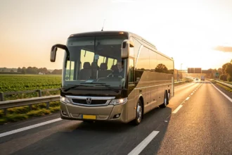 Autocar longue distance roulant sur une autoroute au coucher du soleil