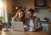 Jeune couple planifiant vacances avec bons en main