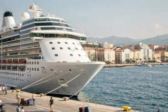 Paquebot de croisière amarré au port de Nice avec vue sur la Promenade des Anglais et la Baie des Anges