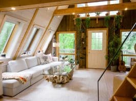 Voyager autour de la France à un prix abordable avec un Airbnb white sofa set near window