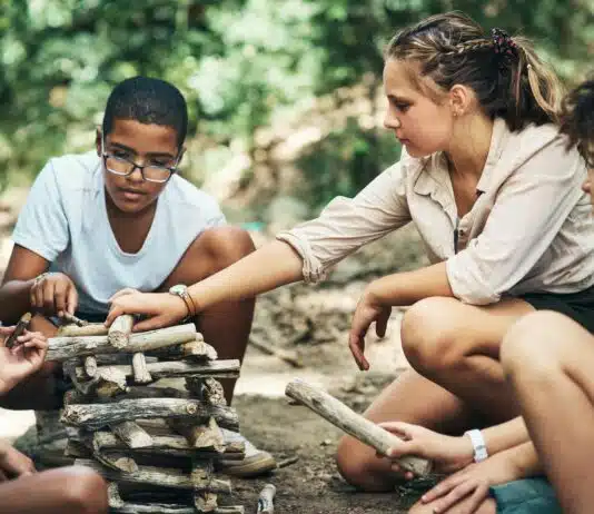 Apprendre à se socialiser en colonie de vacances à l’âge de 13 ans : une expérience inoubliable