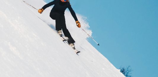 Vacances d'hiver : quelles différences entre les skis pour homme et femme ?