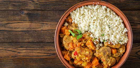 Voyage au cœur de la Tunisie : découvrez le couscous tunisien, un plat emblématique Voyage au cœur de la Tunisie : découvrez le couscous tunisien, un plat emblématique