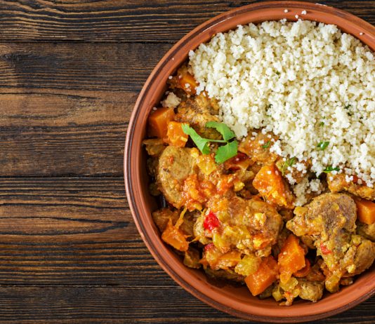 Voyage au cœur de la Tunisie : découvrez le couscous tunisien, un plat emblématique