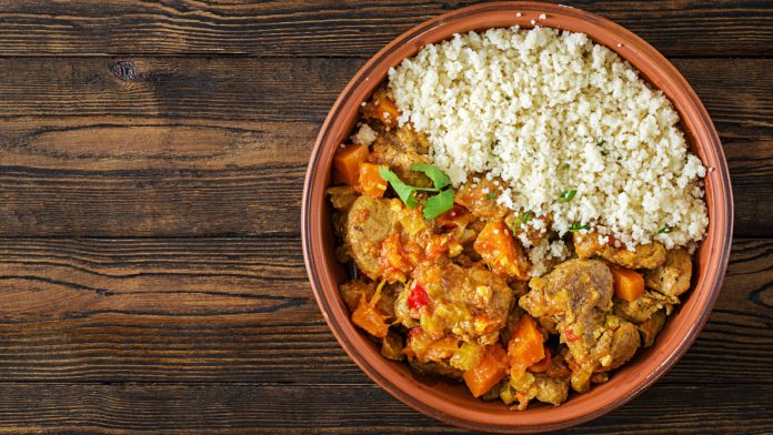 Voyage au cœur de la Tunisie : découvrez le couscous tunisien, un plat emblématique