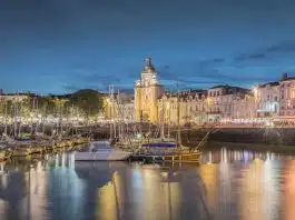 La ville d’accueil de Nagui : Découvrez où le présentateur de télévision est installé ! white yacht on dock